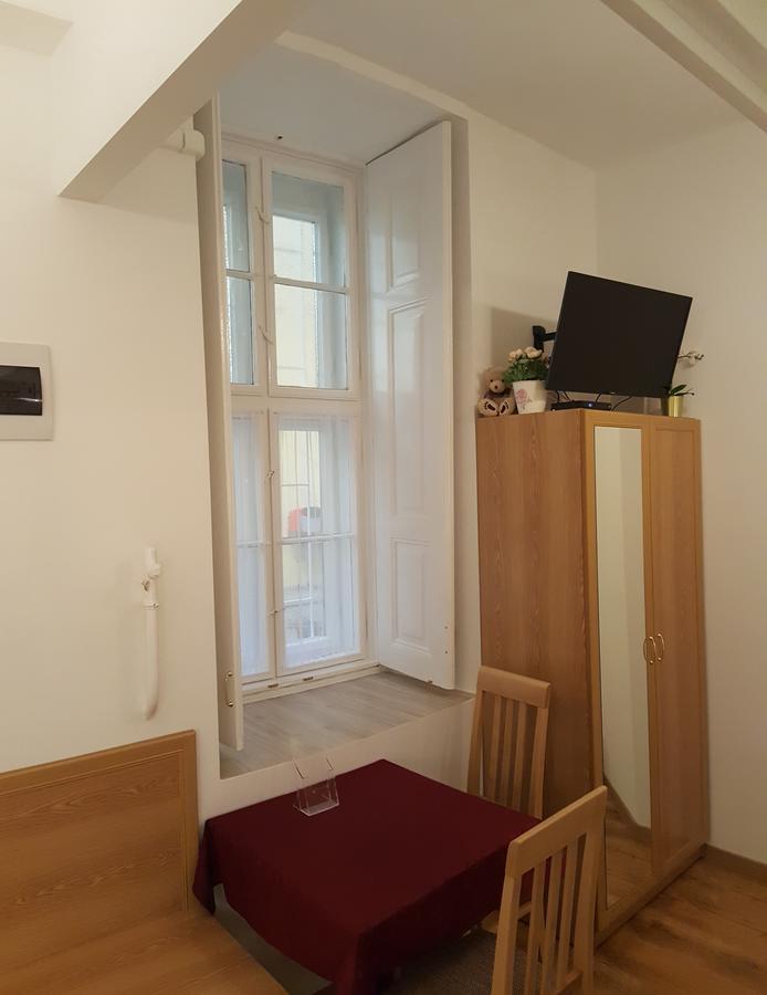 Authentic Akacfa Apartment Budapest Exterior photo