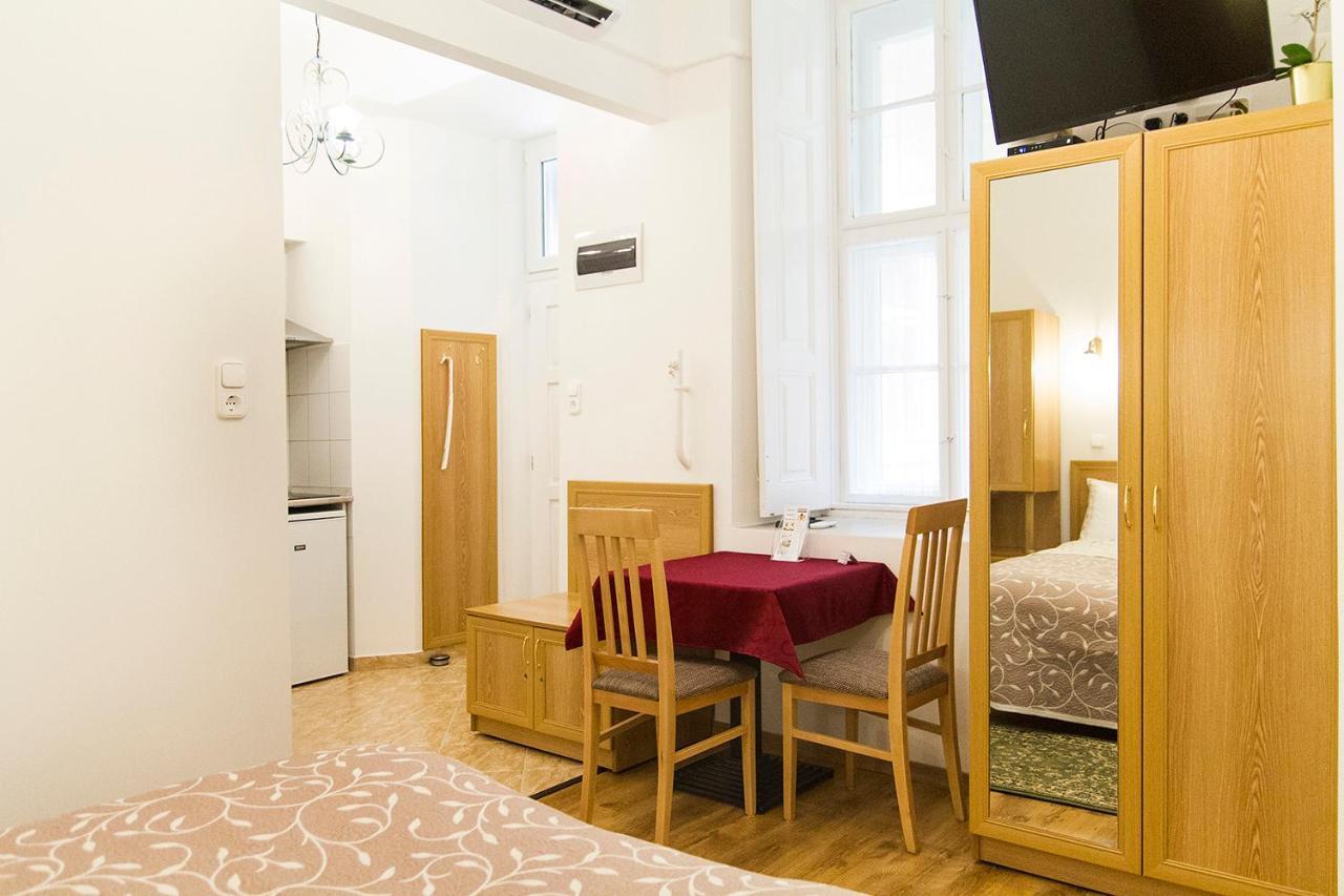 Authentic Akacfa Apartment Budapest Exterior photo