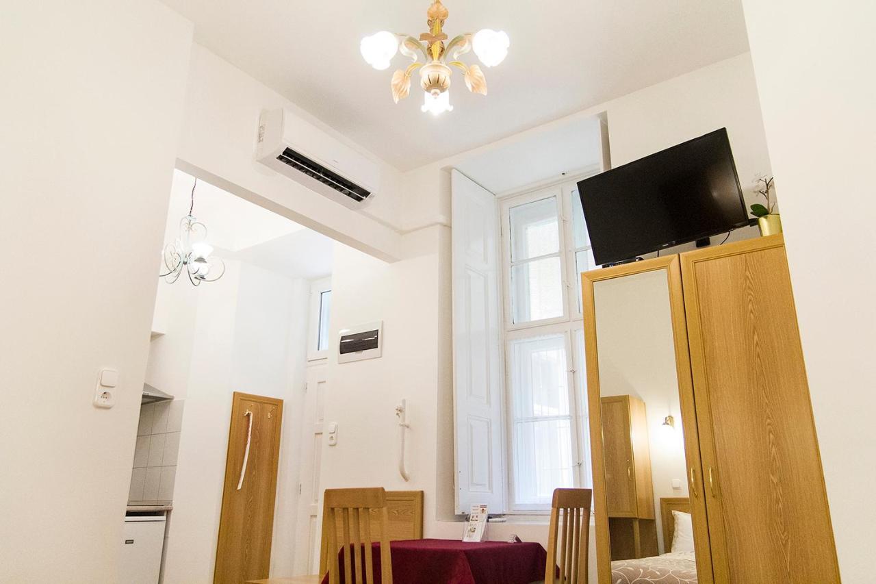 Authentic Akacfa Apartment Budapest Exterior photo