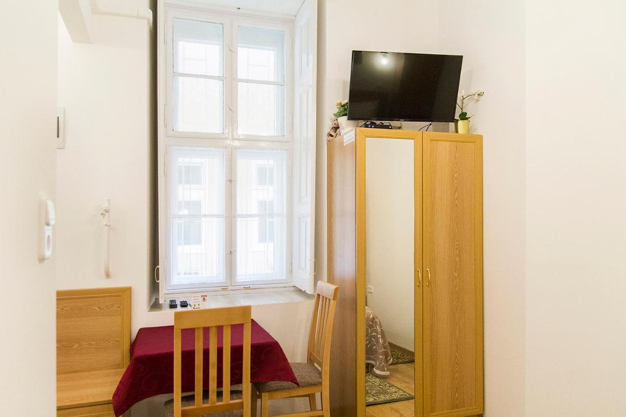 Authentic Akacfa Apartment Budapest Exterior photo