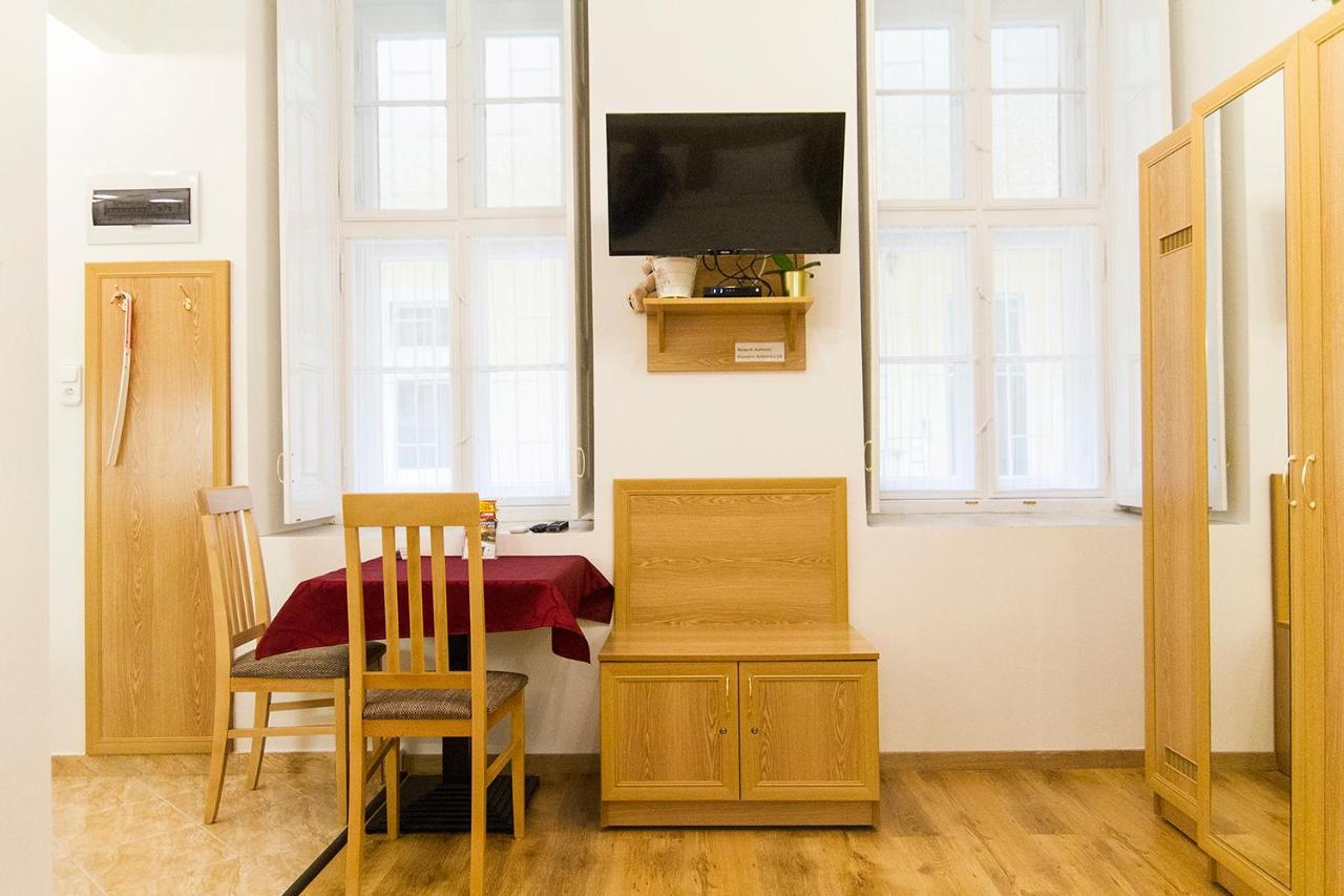 Authentic Akacfa Apartment Budapest Exterior photo